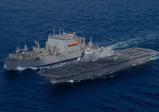 2024年11月18日,“加贺”号(右)在太平洋上进行海上补给活动,其舰艏已由梯形变为矩形。图源:美媒