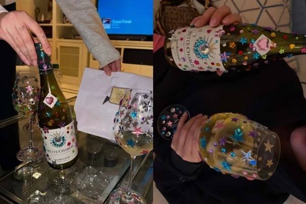 小学门口的水钻贴纸 白女集体往脸上贴？
