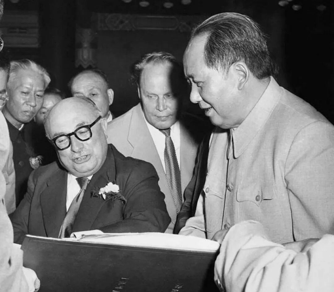 1956年10月,毛泽东接受法国共产党代表团团长、政治局委员雅克·杜克洛赠送巴黎公社时期的报纸。
