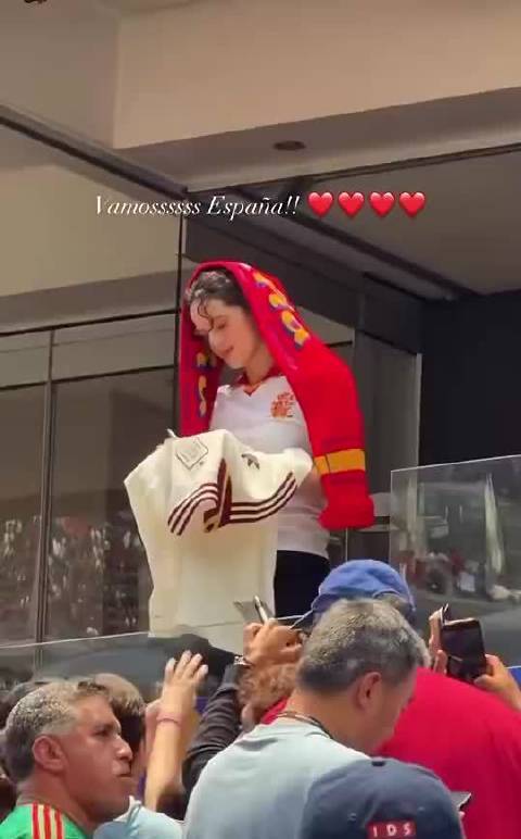 女歌手罗莎莉亚为粉丝签名