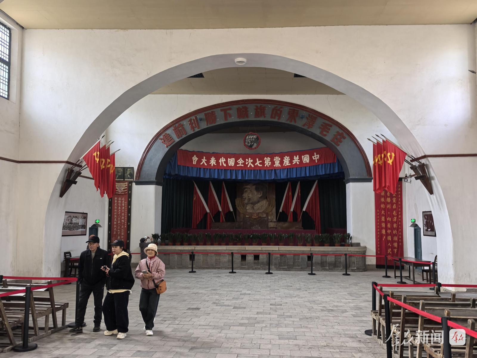 3月24日,游客在杨家岭革命旧址参观。