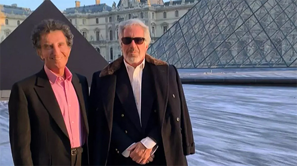 雅克·朗(左)与爱泼斯坦(右)在卢浮宫前合影。 美国司法部