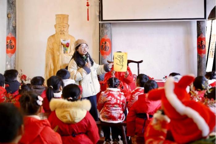 2026年2月8日，鹿门书院年味游学活动在浙江嵊州举办，吸引近60位学子参与其中，感受年俗与传统文化。图为书院老师向学子们介绍马的象形字知识。 中新社记者 肖健 摄