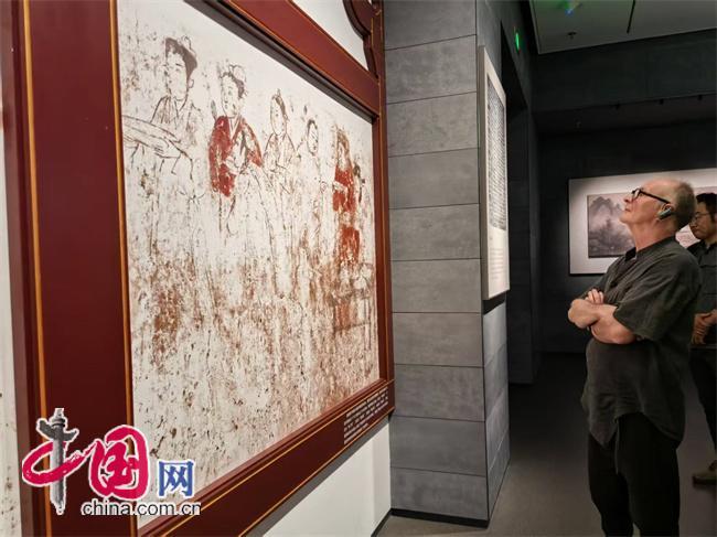 第三届兰花奖外籍评委参观首都博物馆的“中华文明的有力见证——北京通史陈列”展览。中国网记者 彭瑶 摄