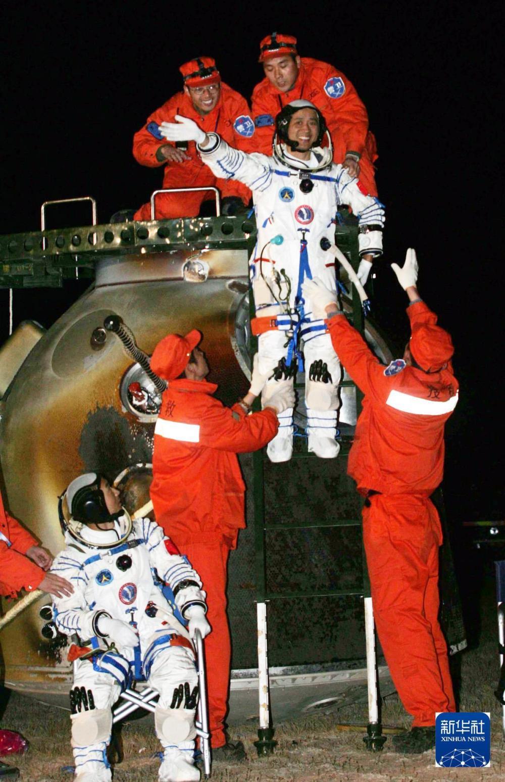 2005年10月17日，神舟六号返回舱在内蒙古四子王旗中部草原成功着陆，首先出舱的航天员费俊龙（左一）看着聂海胜出舱。新华社记者 王建民 摄