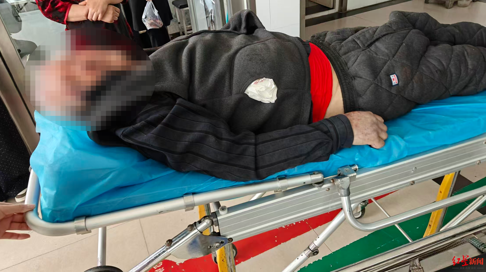 ▲马女士父亲被打伤送医