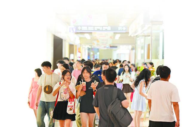 国庆假期,惠州各大商圈人流如织。 惠州日报记者汤渝杭 摄
