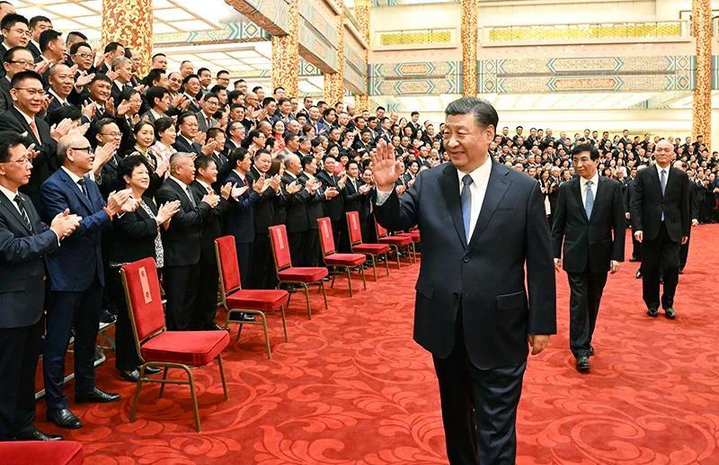 2023年5月8日,党和国家领导人习近平、王沪宁、蔡奇等在北京人民大会堂会见第十届世界华侨华人社团联谊大会代表。新华社记者 李学仁 摄