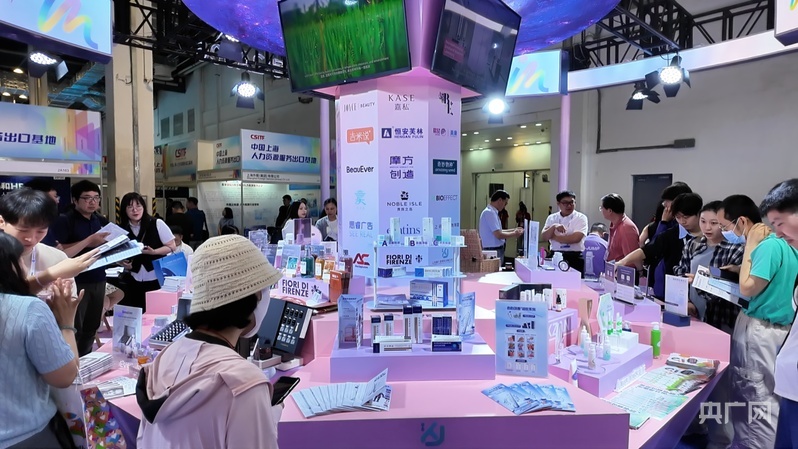 美妆企业携多款新品亮相上交会，采购商驻足展台对接洽谈（央广网记者 郑晓蔚 摄）
