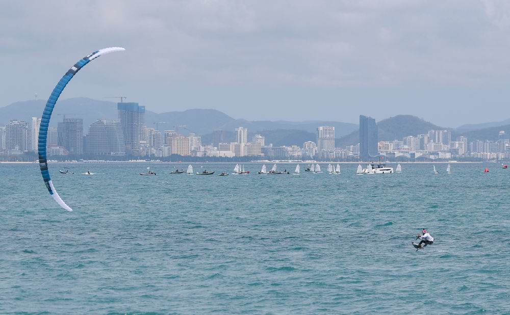 这是2026年4月27日在海南三亚拍摄的海岸线。新华社记者 胡星宇 摄