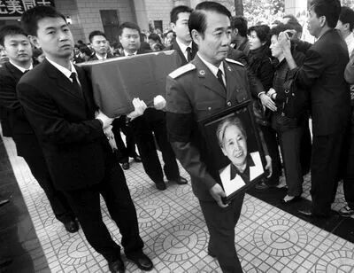 千余东说念主　八宝山送别王光好意思