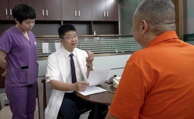 暨南大学附属第一医院减重中心主任医师王存川教授（左二）正在为患者看诊。受访者供图