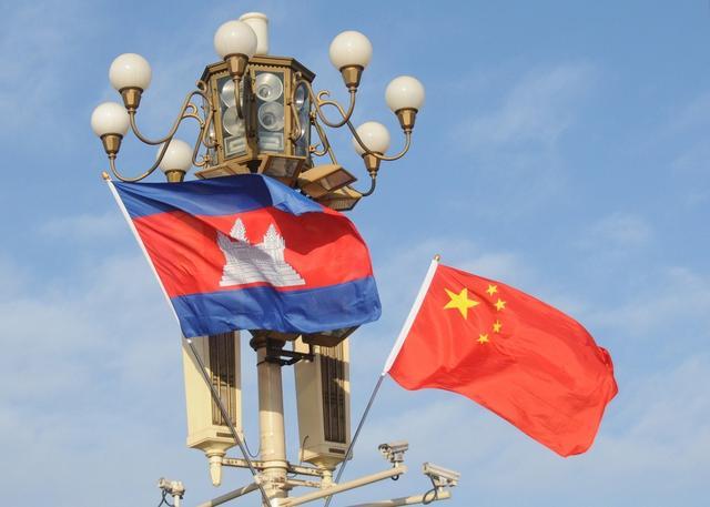 中国国旗和柬埔寨国旗