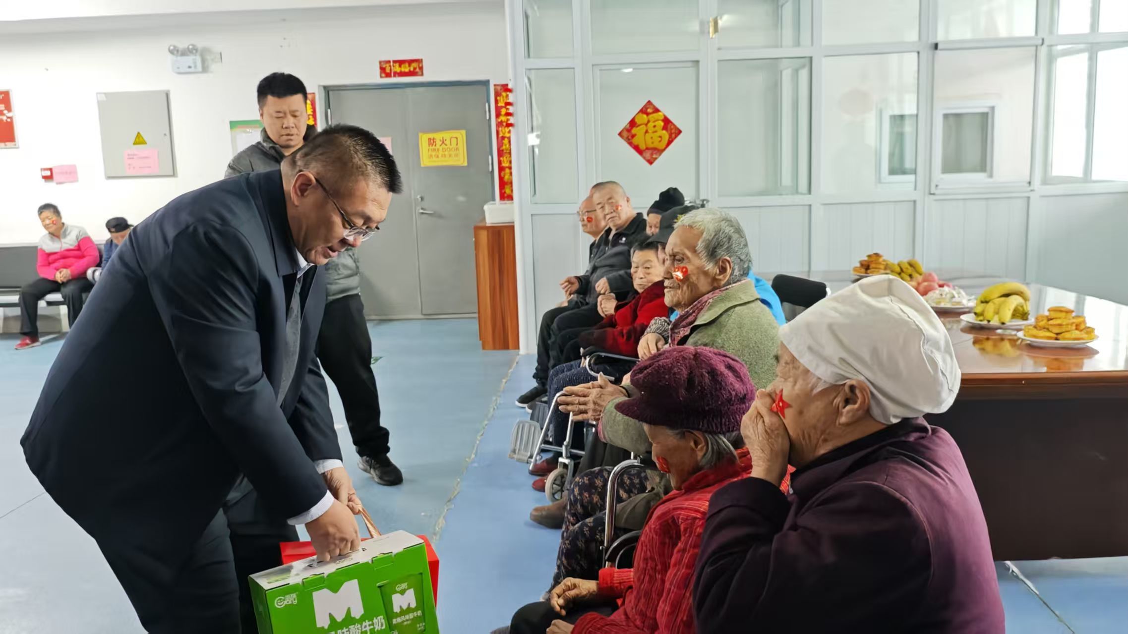 一二九团党委书记、政委张晶率慰问组看望养老院老人,为他们送去节日祝福及慰问品 李萌 摄.jpg
