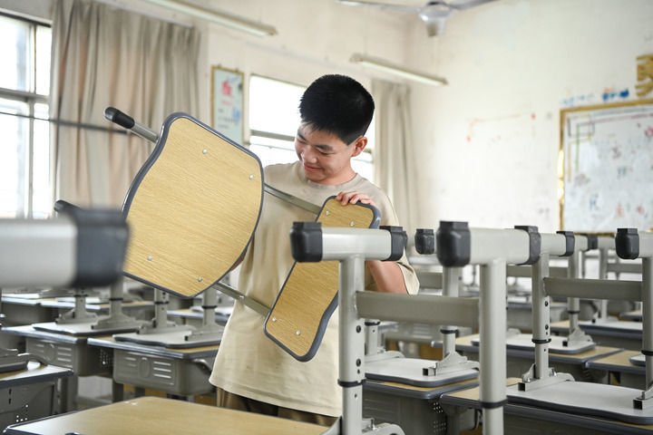 2026年8月30日,广西横州市云表镇第二初级中学前来报到的学生查看新座椅。新华社记者 曹祎铭 摄