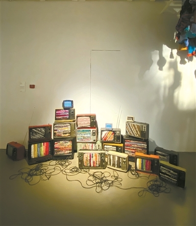 《遗忘的七彩岁月》 孔亦召 布、电视机、电线 摄影/姜莉芯