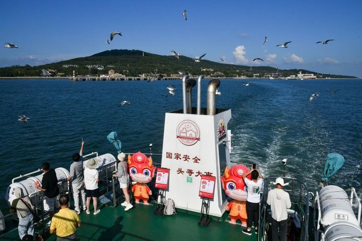 2026年9月7日，人们在“国安号”游船上远眺坐落于山东省威海市海域的刘公岛。近年来，威海市立足独特的历史资源优势，打造总体国家安全观刘公岛教育培训基地。新华社记者 朱峥 摄