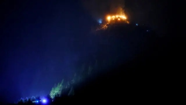 凯尔施泰因山庄当地时间23日晚被烧毁。图自德媒