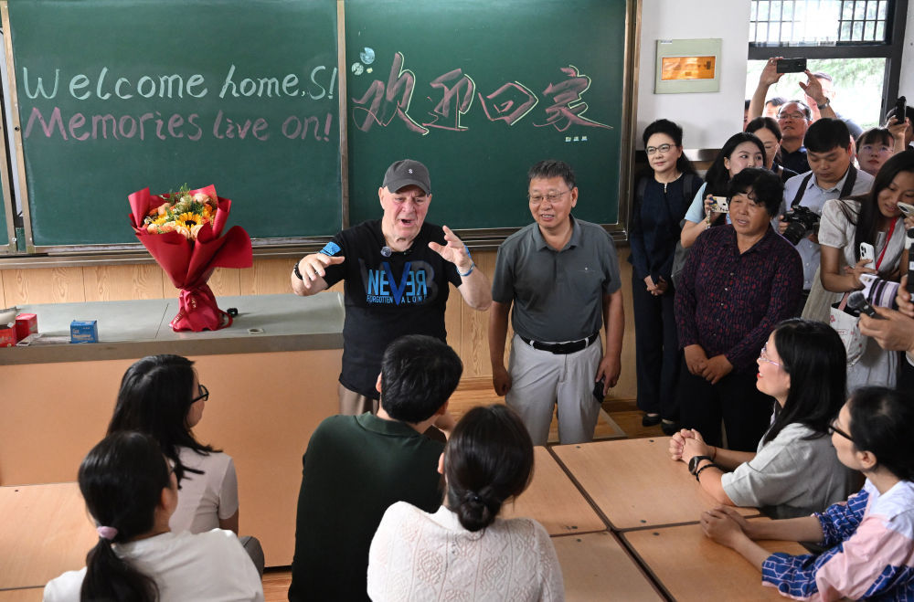 2026年8月29日，“赛考斯”回到曾经任教的洛阳市外国语初级中学，与师生交流。新华社记者 李嘉南 摄