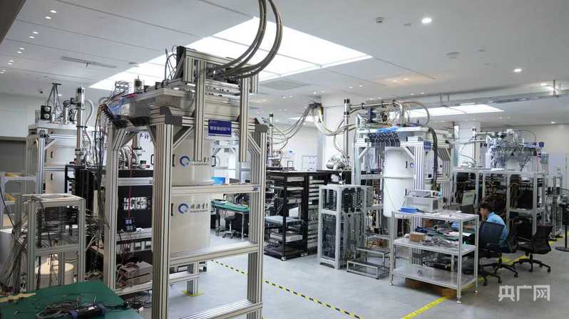 我国第三代自主超导量子计算机“本源悟空”累计完成超76万个全球量子计算任务（央广网记者 徐鹏摄）