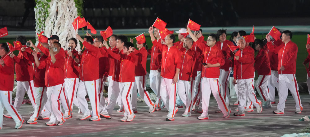 10月18日,中国体育代表团在开幕式上入场。新华社记者 才扬 摄