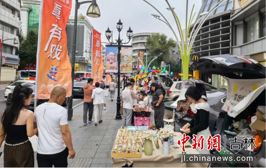 后备箱市集为青年创业者提供了展示才艺的平台。李钊 摄