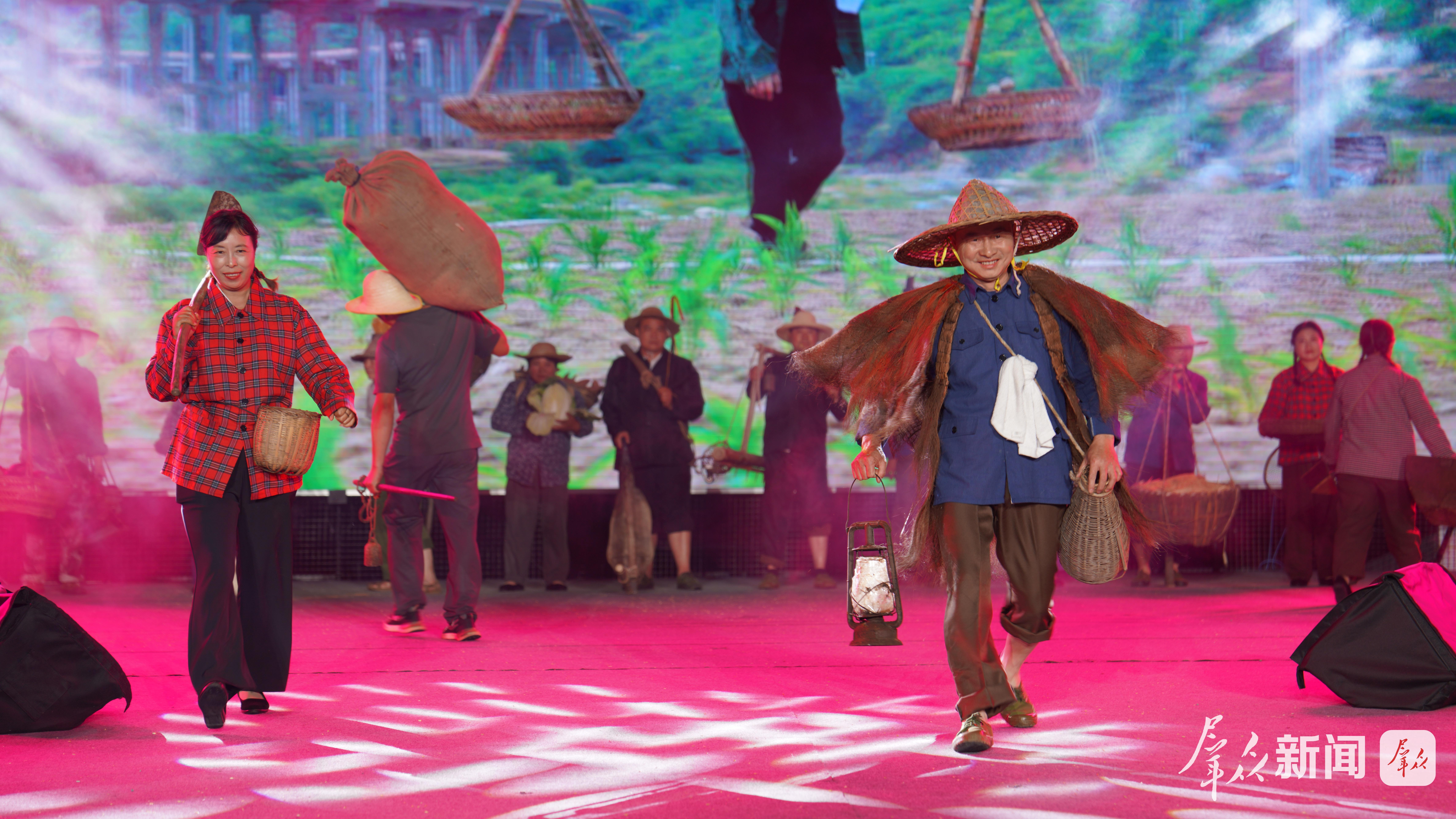 宁陕县“村光大道”活动现场。