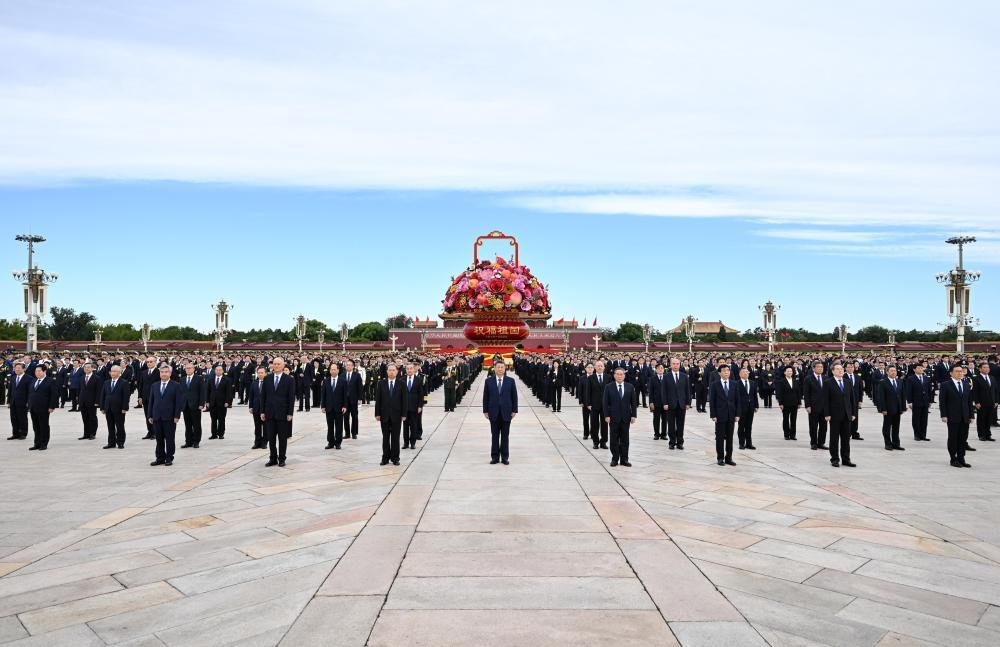 9月30日上午,党和国家领导人习近平、李强、赵乐际、王沪宁、蔡奇、丁薛祥、李希、韩正等来到北京天安门广场,出席烈士纪念日向人民英雄敬献花篮仪式。