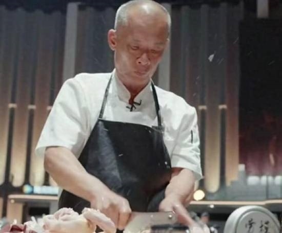 莫氏鸡煲《一饭封神2》首轮出局 评委:技术含量不高