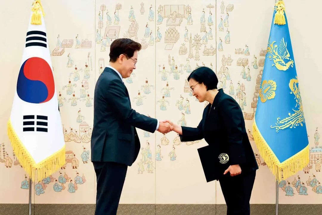 7月1日，韩国总统李在明（左）在首尔青瓦台向总理韩圣淑颁发任命书。图/IC