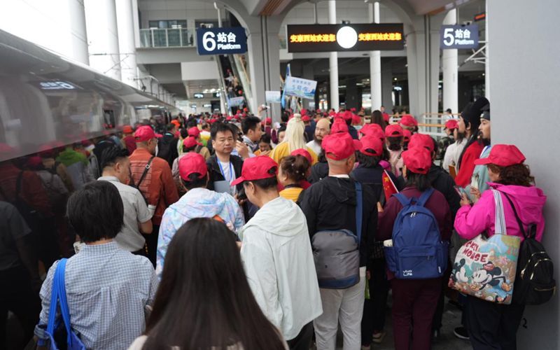 首批银发旅行团在安康西站下车,开启陕南之旅。人民网记者 贾凯璐摄