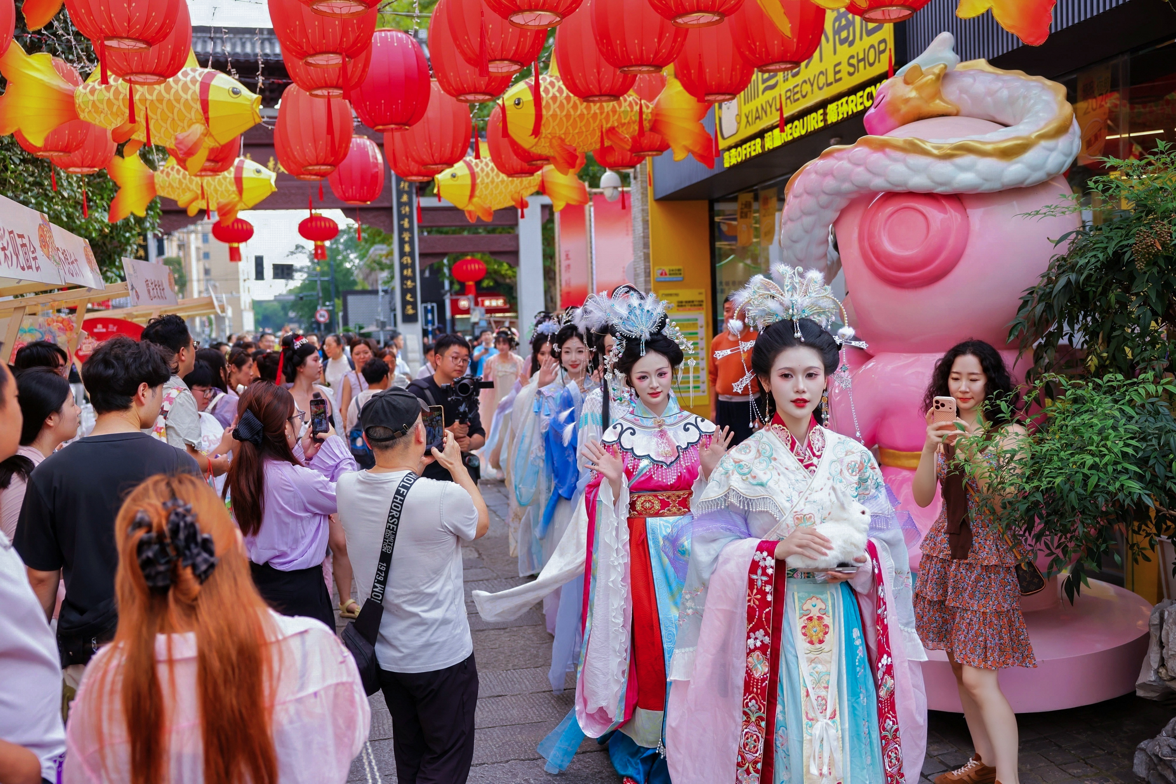 中秋假期,第七届熙南里中秋笪桥灯市以“笪桥灯月·繁绘熙南”为主题,在赏灯沉浸式体验基础上将街区打造成可步入、可触摸的立体古画长卷,激活夜间文旅消费,呈现古今交融的中秋灯市盛景。 通讯员 李鑫芳 南京日报/紫金山新闻记者 董家训 摄