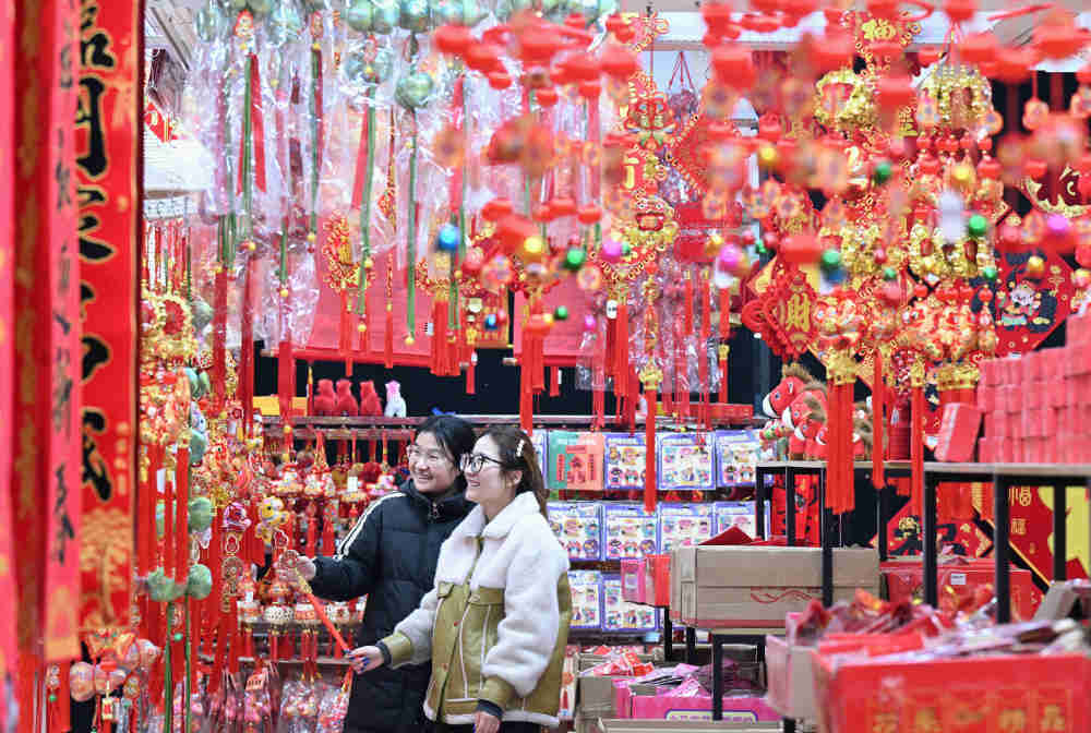 ⬆️1月25日,市民在河北省石家庄市义堂年货市场选购春节饰品。新华社发(陈其保摄)
