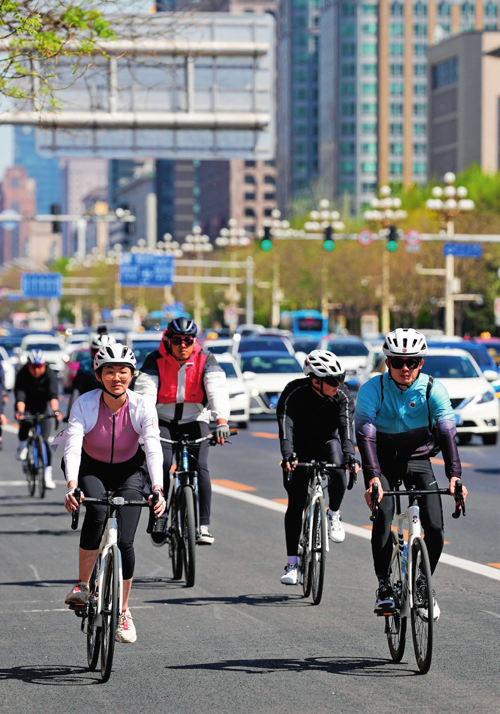 骑行爱好者在北京长安街上骑行(资料照片) 鞠焕宗摄 / 本刊