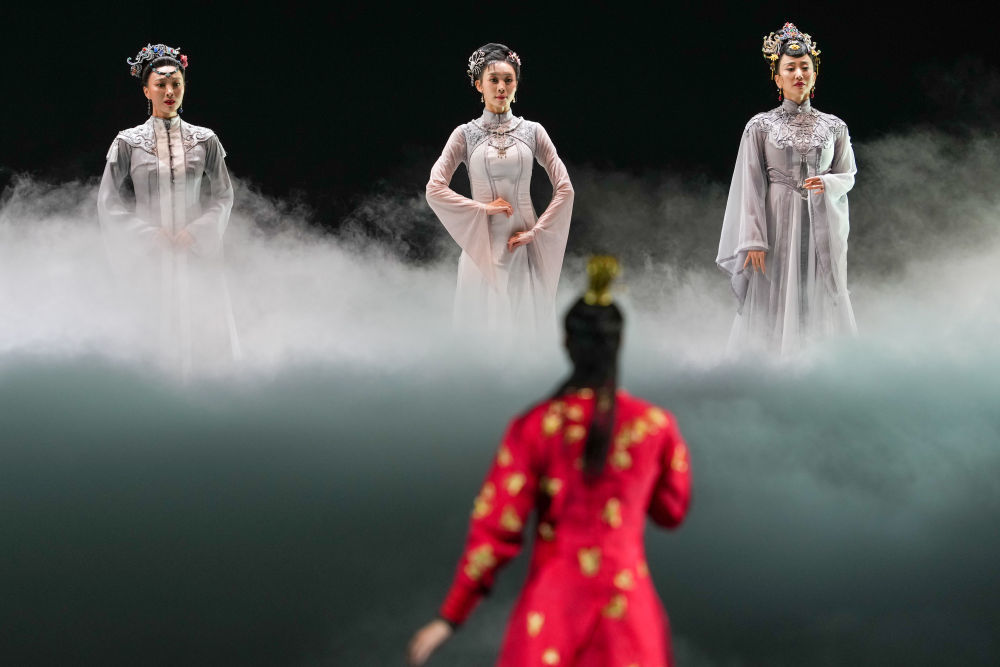 演员在原创民族舞剧《红楼梦》第300场演出中表演。新华社记者 李博 摄