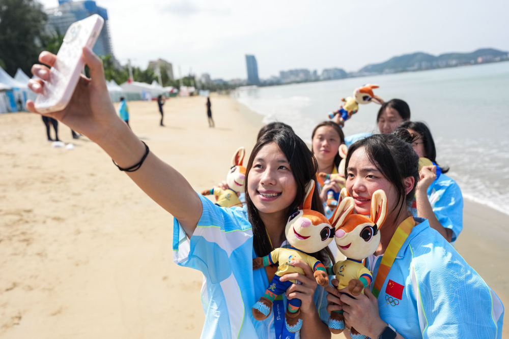 2026年4月25日,三亚亚沙会女子水球冠军中国队成员在颁奖仪式后自拍。新华社记者 陈思汗 摄