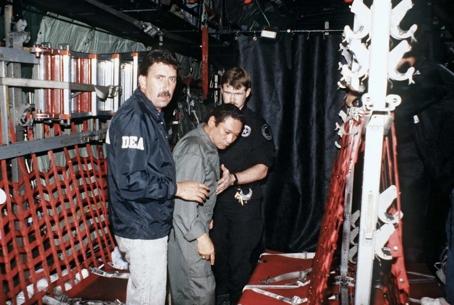 ◆1990年,巴拿马时任领导人诺列加被带往美国受审。