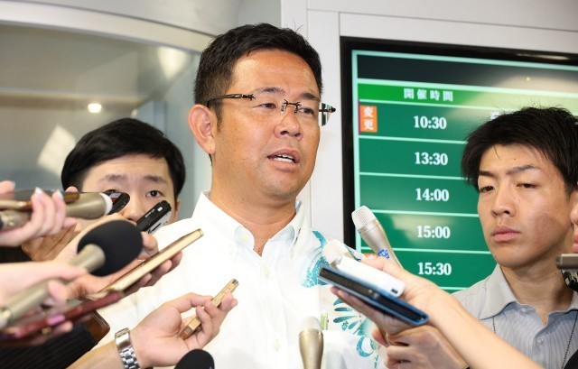9月15日，日本东京，冲绳县知事选举获胜者古谢玄太在与首相高市早苗会面后，回答记者提问。
