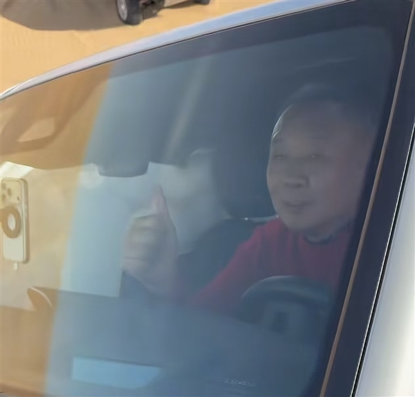 于东来沙漠越野“侧翻”：车内气囊弹出 第一反应是安慰妻子