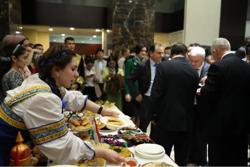 2021年3月12日，“春节、谢肉节、诺鲁孜节——春天的信使”庆祝活动在北京俄罗斯文化中心举行。俄罗斯、阿塞拜疆等多国驻华使节和在华人士相聚庆祝活动现场，送别寒冬，迎接春天。中新社记者 蒋启明 摄