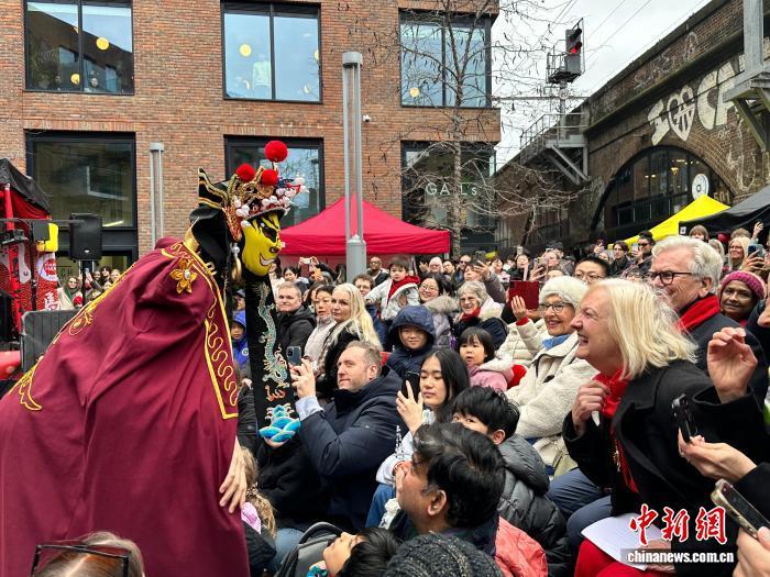 当地时间2月21日，由中国驻伦敦旅游办事处支持的2026伦敦卡姆登市集中国春节庙会举办。图为文艺表演。　中新社记者 欧阳开宇 摄