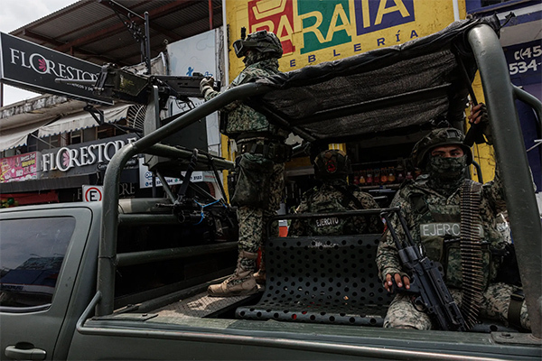 在墨西哥米却肯州街头巡逻的墨西哥军队 《纽约时报》