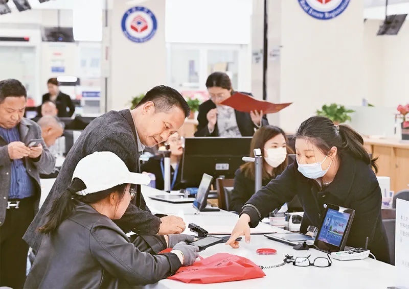 近年来，全国各地深入推进“高效办成一件事”改革，推动政务服务提质增效，人民群众获得感不断增强。图为2025年4月14日，市民在江苏省淮安市洪泽区政务服务中心不动产集成服务区办理业务。 新华社记者 季春鹏/摄