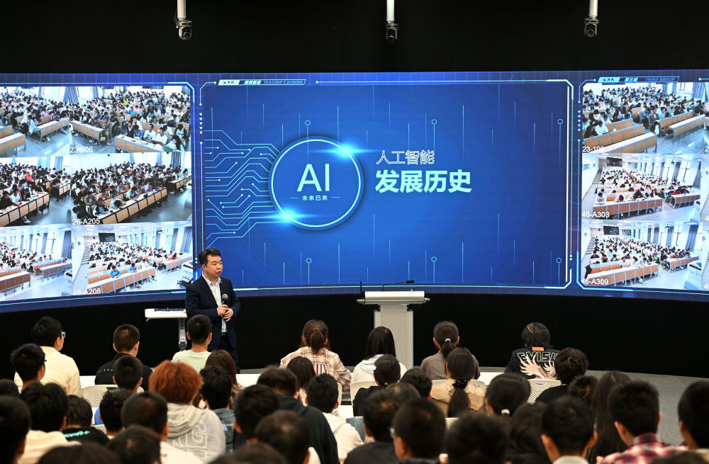 2024年9月20日,天津大学人工智能学院教授在授课。当日,天津大学《人工智能导论》正式开课。这是天津大学面向全体本科生推出的通识课程,约4000名学生在30余间智慧教室内同步听讲。据了解,天津大学在2024年秋季学期推出《人工智能导论》课程,由8位人工智能及交叉学科领域的教授共同打造,同时配备30名来自智算学部、精仪学院、自动化学院、理学院等13个学院的专业教师进行授课。