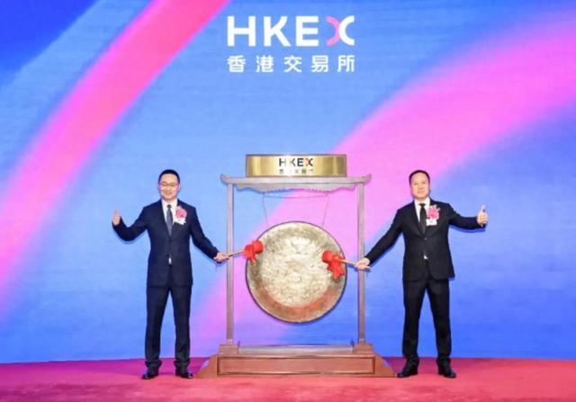 企业代表在香港交易所上市仪式现场敲锣
