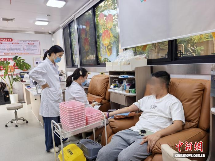 市民在献血屋内献血。张煜欢 摄