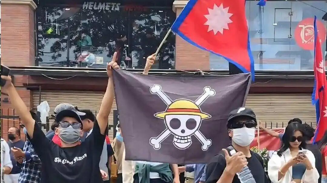2025年尼泊尔，游行示威群众高举草帽旗