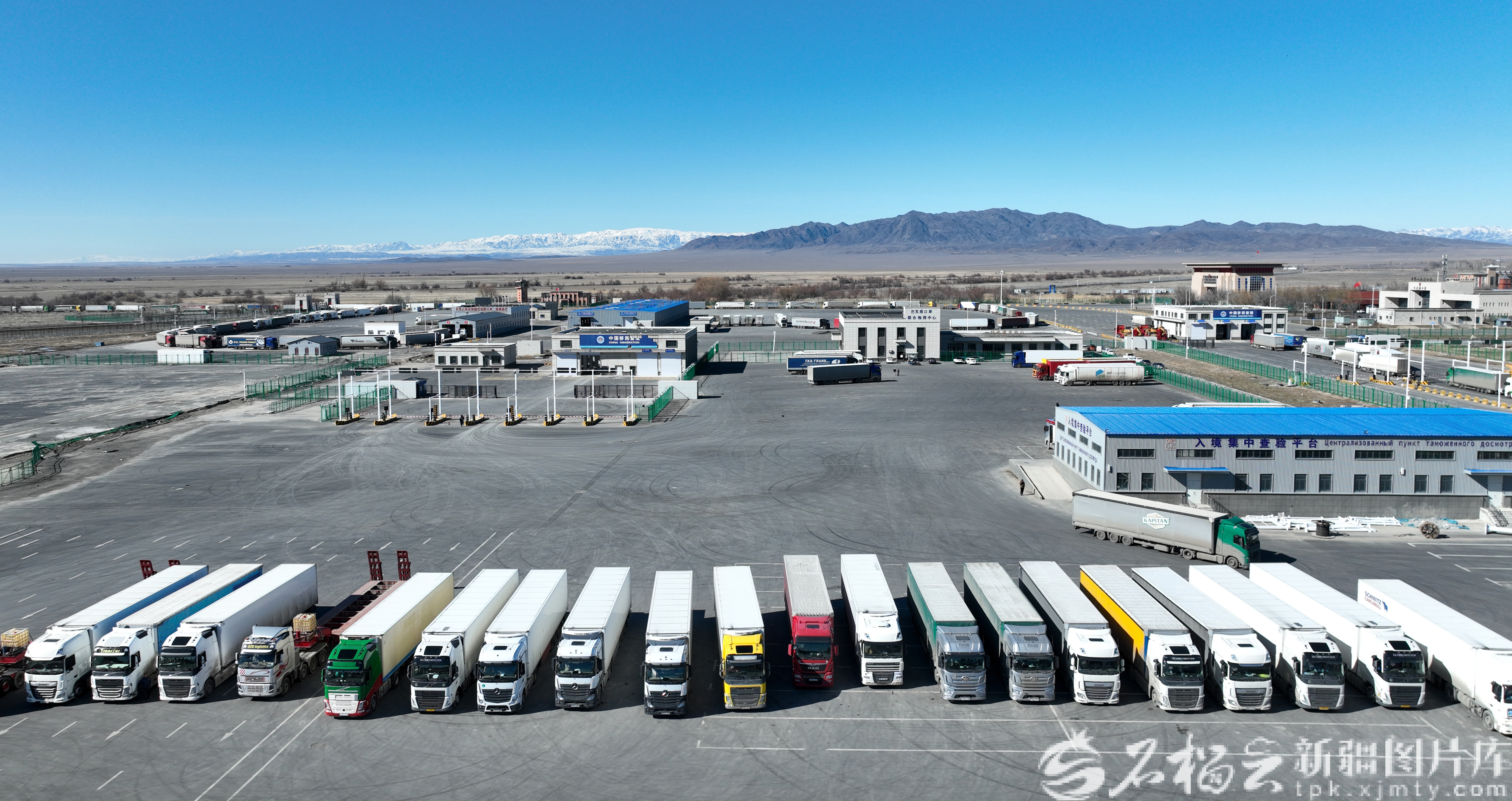 3月25日，塔城巴克图口岸，跨境货运车辆有序排队等候通关。周鹏摄