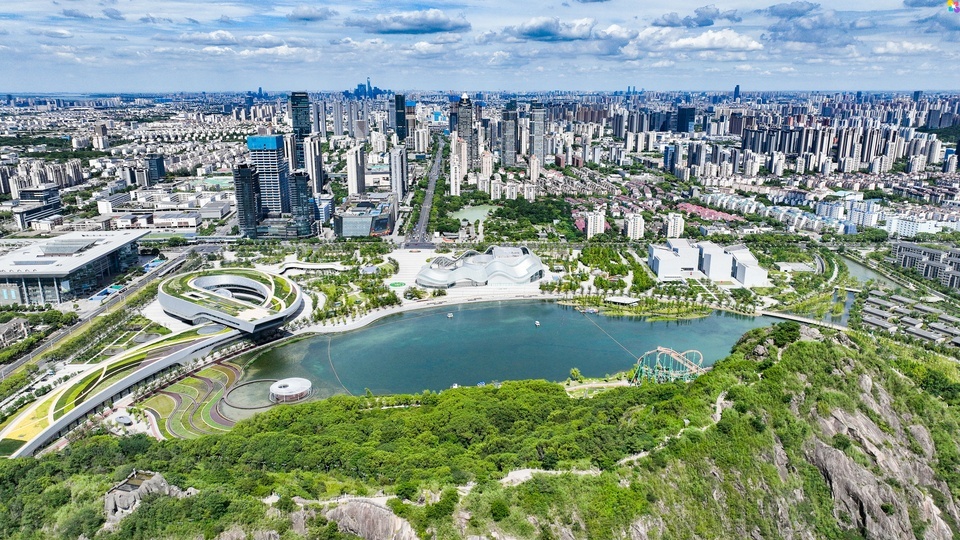 “十四五”时期，苏州高新区狮山文化广场建设对比图：上图摄于2021年，下图摄于2025年（央广网发 李建华 杨炎橙 摄）