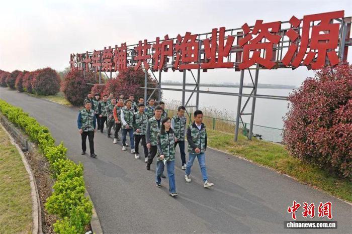 常州护渔队员沿江开展陆上巡护，落实长江十年禁渔管护责任。常州市委网信办供图